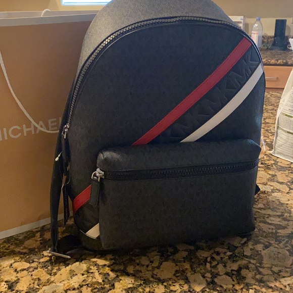 Micheal Kors backpack and wallet - Picture 2 of 7